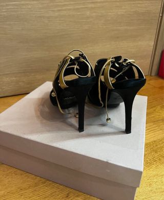 Tacones negros y dorados Uterqüe