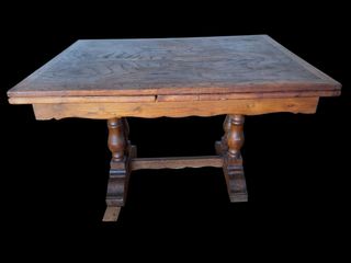 Mesa de madera rústica y seis sillas