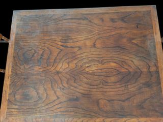 Mesa de madera rústica y seis sillas