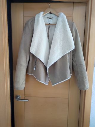 Chaqueta efecto piel Bershka beige