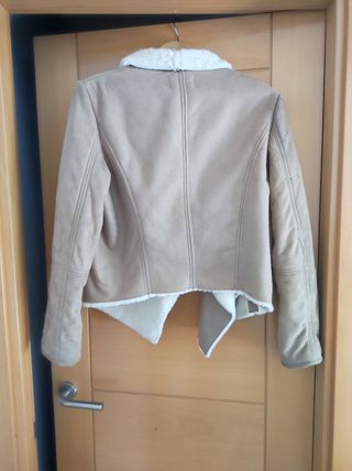 Chaqueta efecto piel Bershka beige