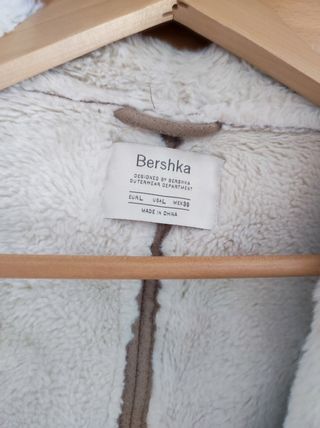 Chaqueta efecto piel Bershka beige