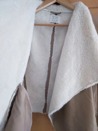 Chaqueta efecto piel Bershka beige