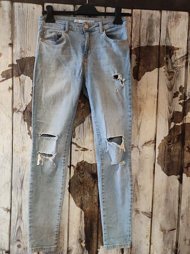 Pantalón pitillo desgastado azul