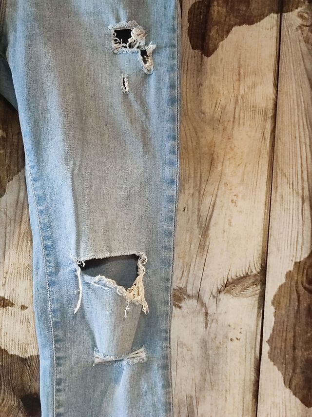 Pantalón pitillo desgastado azul