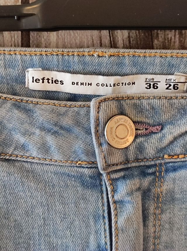 Pantalón pitillo desgastado azul