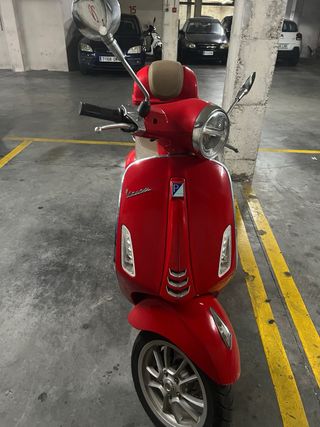 Vespa Primavera Roja
