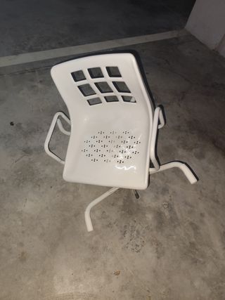 Silla giratoria para bañera soporta más de 120 kg.
