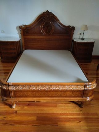 Conjunto de cama, mesitas y cómoda con espejo