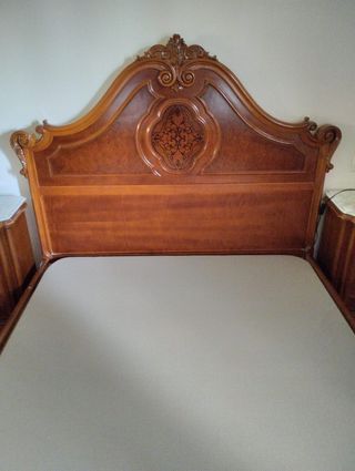 Conjunto de cama, mesitas y cómoda con espejo