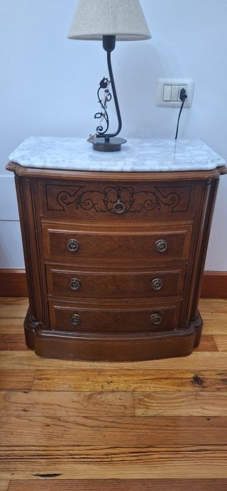 Conjunto de cama, mesitas y cómoda con espejo