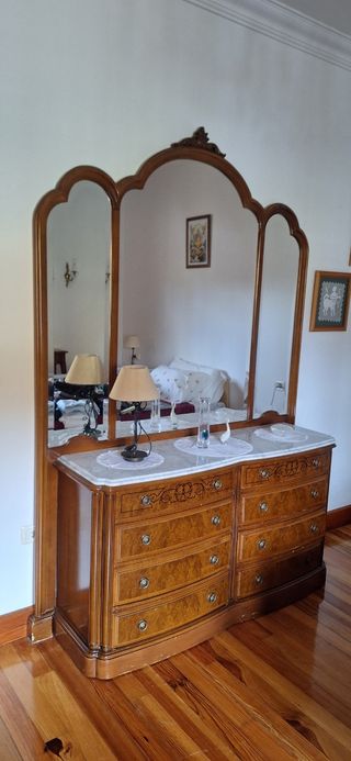 Conjunto de cama, mesitas y cómoda con espejo