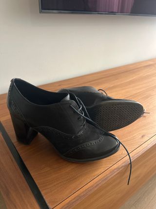 Botines de tacón negros con cordones