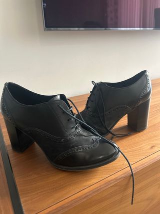 Botines de tacón negros con cordones