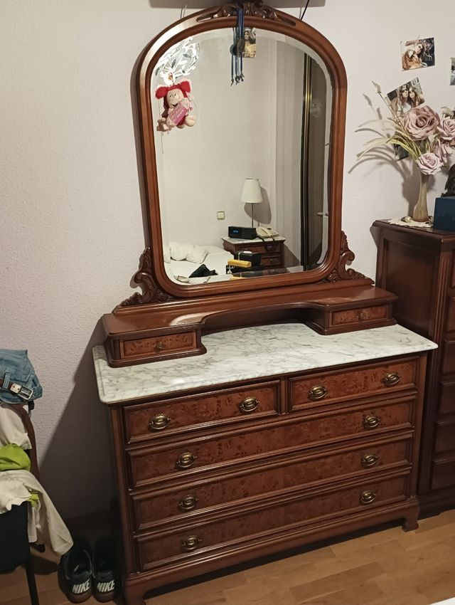 Dormitorio clásico de madera y mármol