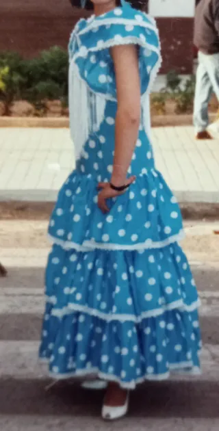 Vestido de flamenca azul con lunares blancos