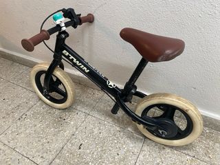 Bicicleta de equilibrio B'Twin negra sin pedales