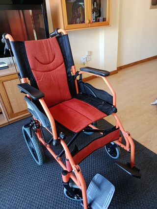 Silla de ruedas ligera y compacta