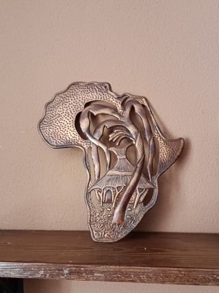 Mapa de África con figura decorativa