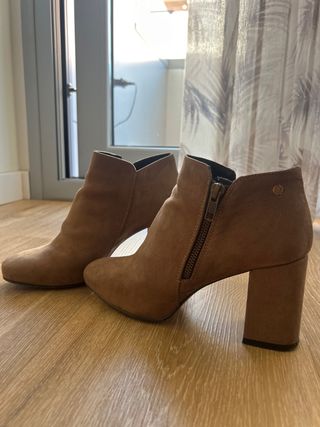 Botines tacón marrón