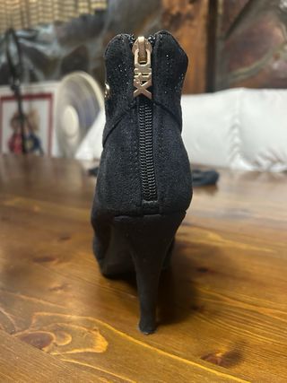 Botines Tacón XTI Negros con Brillantes