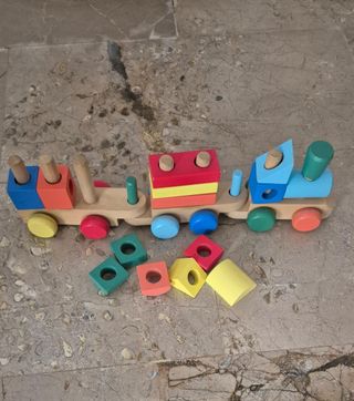 Tren de madera con bloques de colores