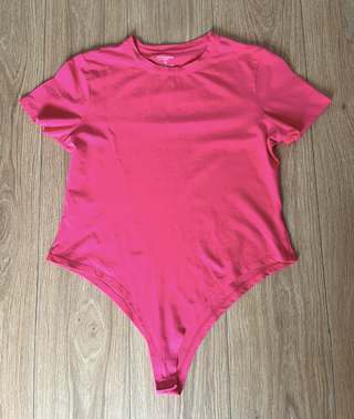 body basico fucsia de manga corta