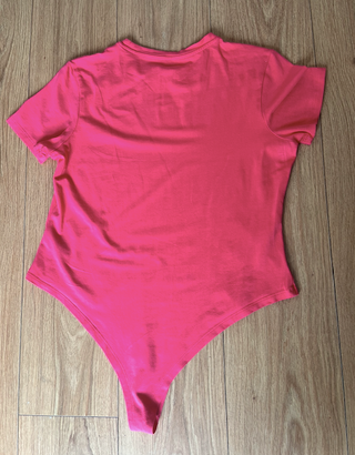 body basico fucsia de manga corta