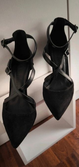 Zapatos de tacón negros con tiras ajustables.