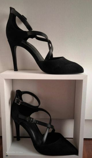 Zapatos de tacón negros con tiras ajustables.
