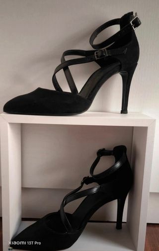 Zapatos de tacón negros con tiras ajustables.