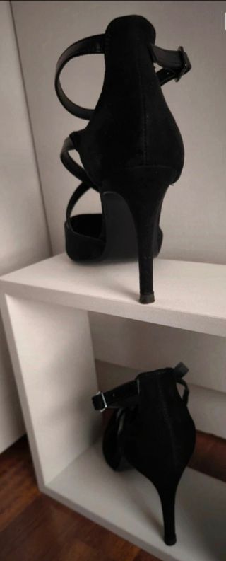 Zapatos de tacón negros con tiras ajustables.