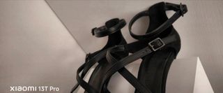 Zapatos de tacón negros con tiras ajustables.