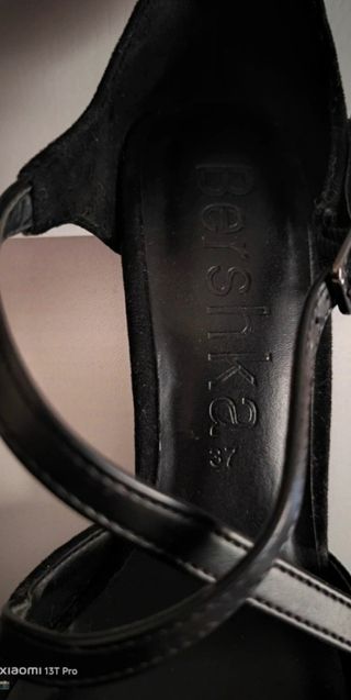 Zapatos de tacón negros con tiras ajustables.