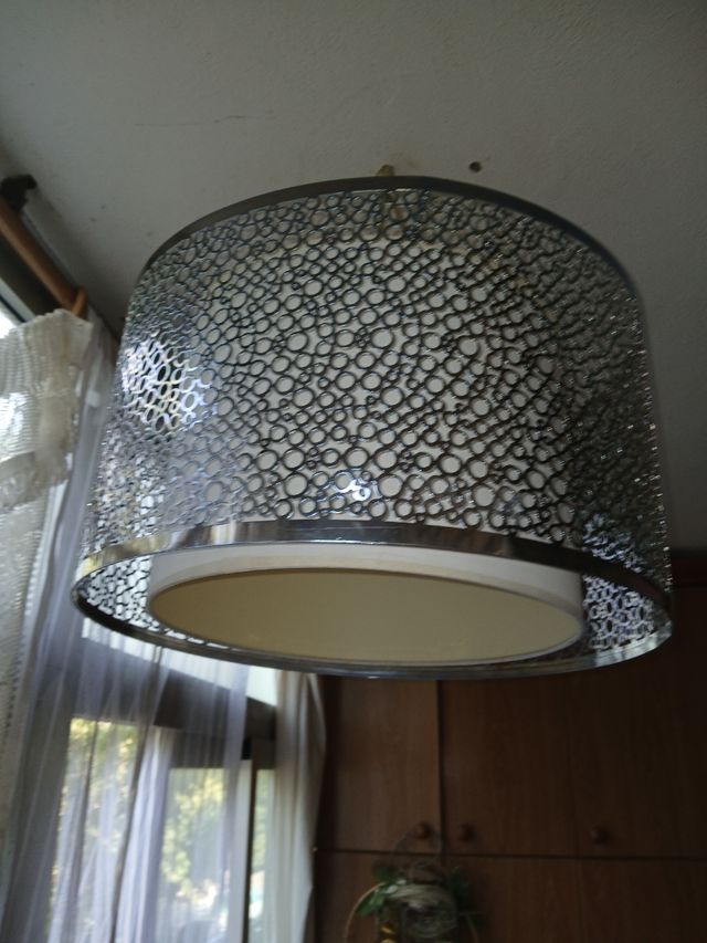 Lámpara de techo moderna beige y plateada