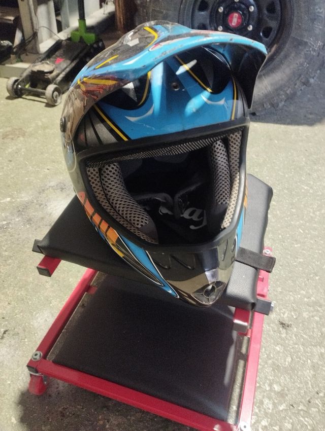 Casco de moto azul y negro