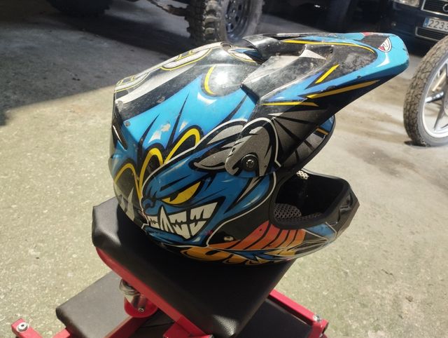 Casco de moto azul y negro