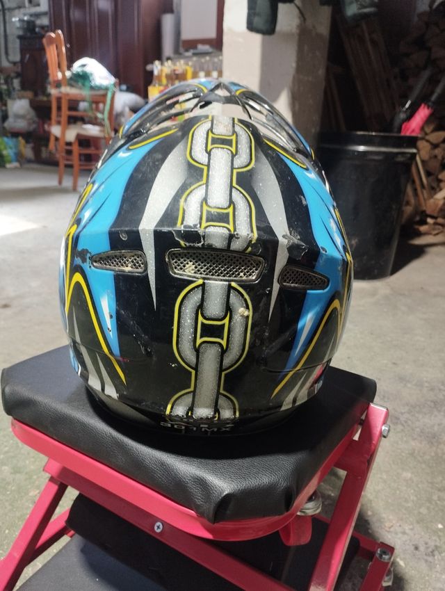 Casco de moto azul y negro