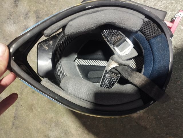 Casco de moto azul y negro