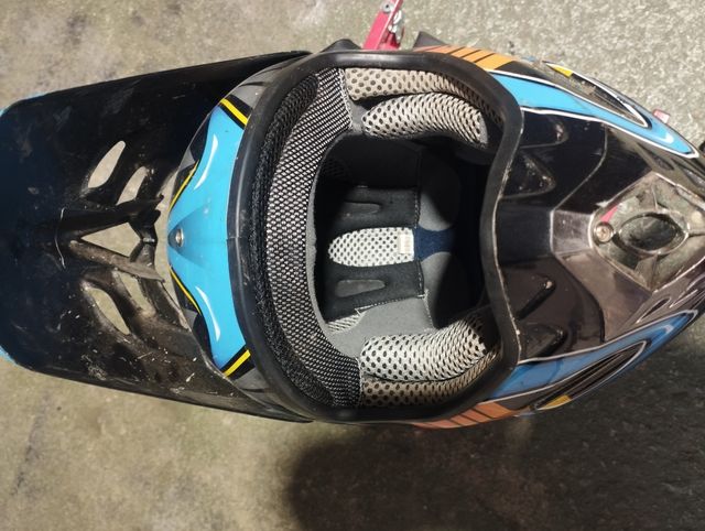 Casco de moto azul y negro