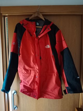 Chaqueta The North Face Roja y Negra.
Con gore-tex