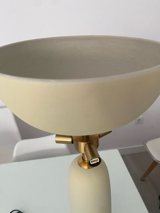 Lámpara de mesa beige y dorada