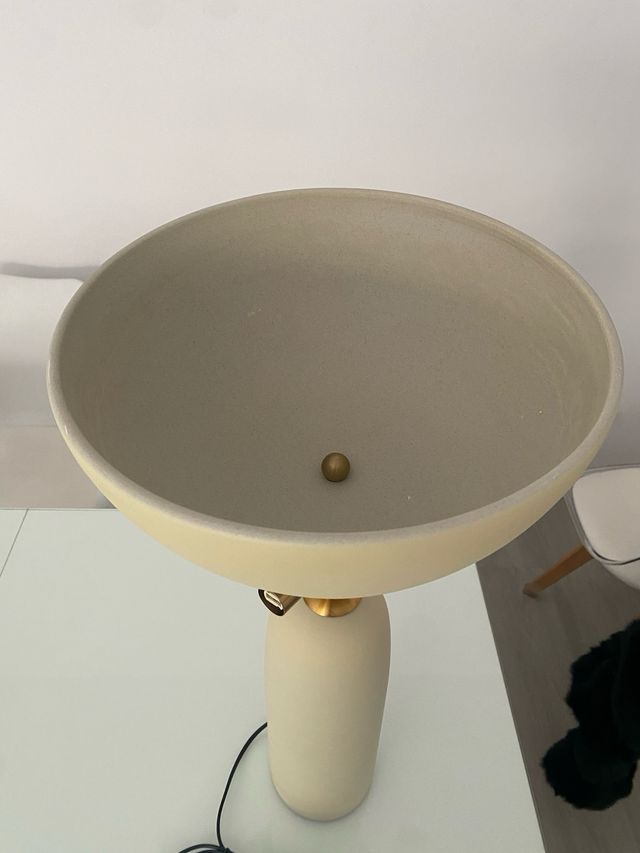 Lámpara de mesa beige y dorada