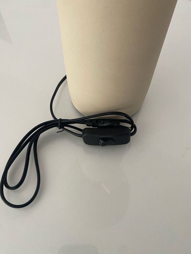 Lámpara de mesa beige y dorada