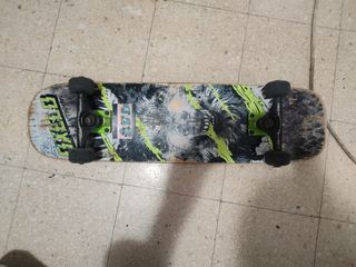 Skate con diseño de lobo