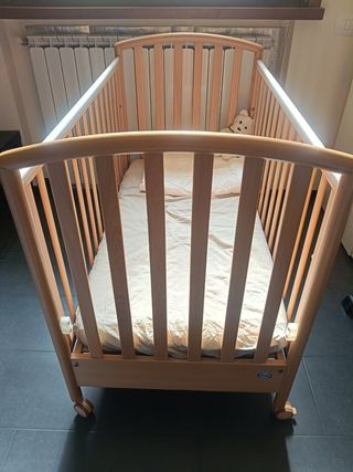 Lettino/culla con materasso per neonati