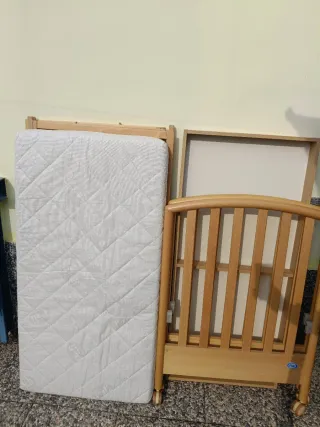 Lettino/culla con materasso per neonati