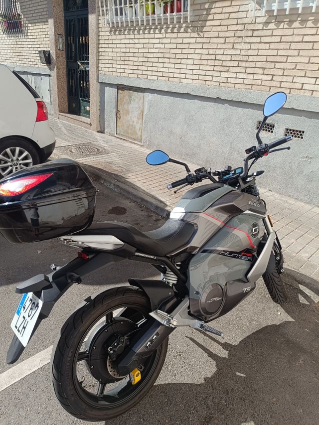 Moto Eléctrica Super Soco Street Hunter Gris
