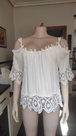 Blusa blanca hombros descubiertos M
