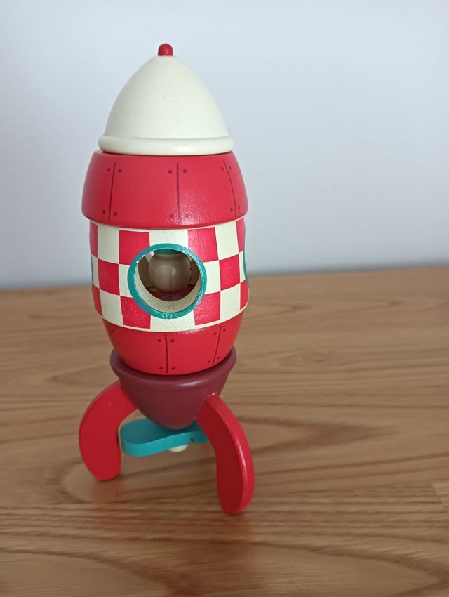 Cohete de madera de juguete